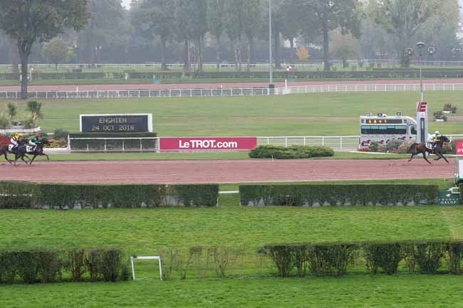 Photo d'arrivée de la course pmu PRIX DE BEZONS à ENGHIEN le Lundi 24 octobre 2016