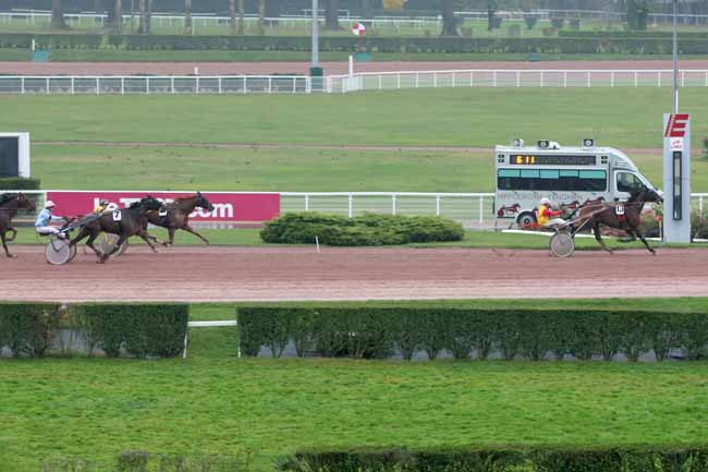 Photo d'arrivée de la course pmu PRIX DU PALAIS ROYAL à ENGHIEN le Lundi 24 octobre 2016