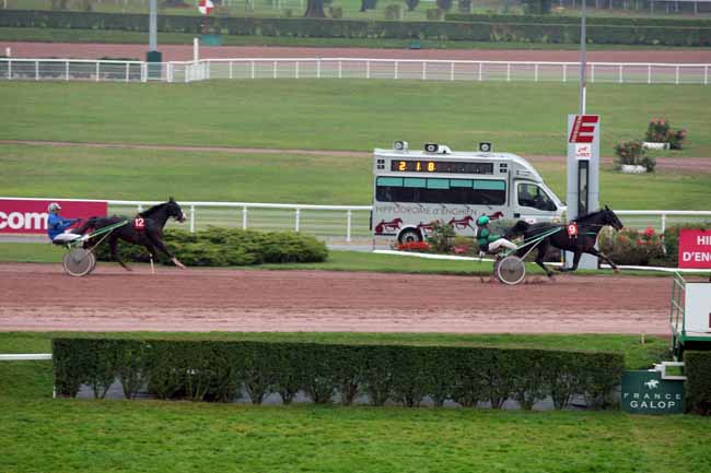 Photo d'arrivée de la course pmu PRIX DU CHAMP DE MARS à ENGHIEN le Lundi 24 octobre 2016
