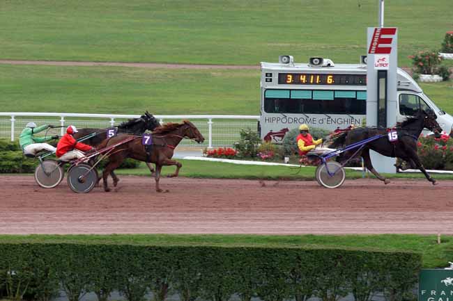 Photo d'arrivée de la course pmu PRIX DE MONTRESOR à ENGHIEN le Lundi 24 octobre 2016