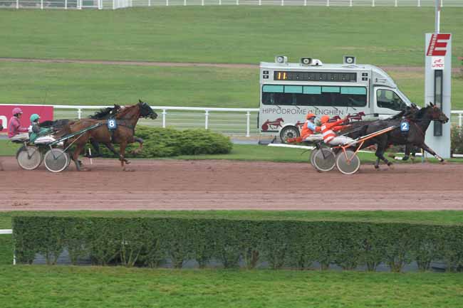 Photo d'arrivée de la course pmu PRIX DE LA PLACE SAINT-CHARLES à ENGHIEN le Lundi 24 octobre 2016