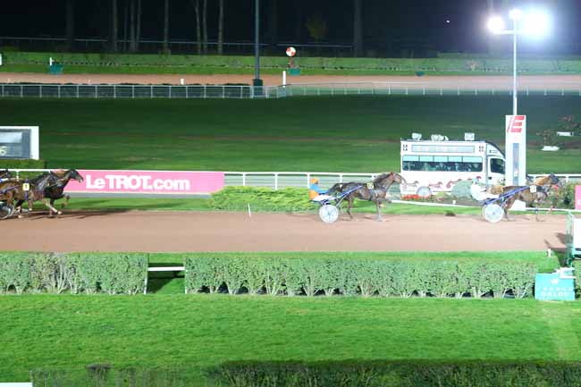 Photo d'arrivée de la course pmu PRIX DES PYRAMIDES à ENGHIEN le Mercredi 26 octobre 2016