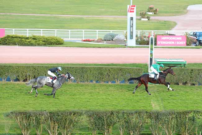 Photo d'arrivée de la course pmu PRIX KERLOR à ENGHIEN le Mercredi 2 novembre 2016