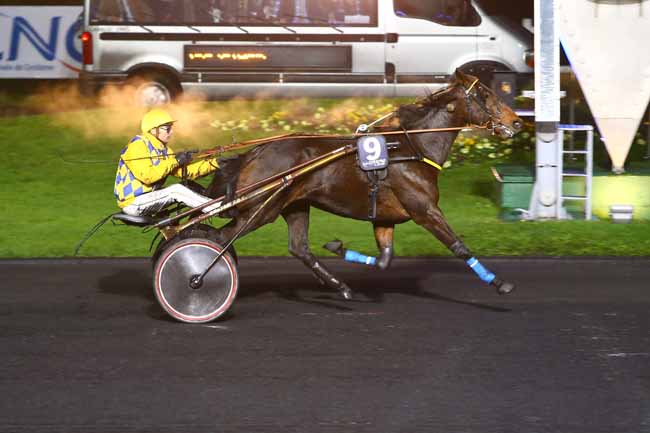 Photo d'arrivée de la course pmu PRIX DE LA LIGUE NATIONALE DE CYCLISME - CASAQ LIGUE à PARIS-VINCENNES le Vendredi 4 novembre 2016