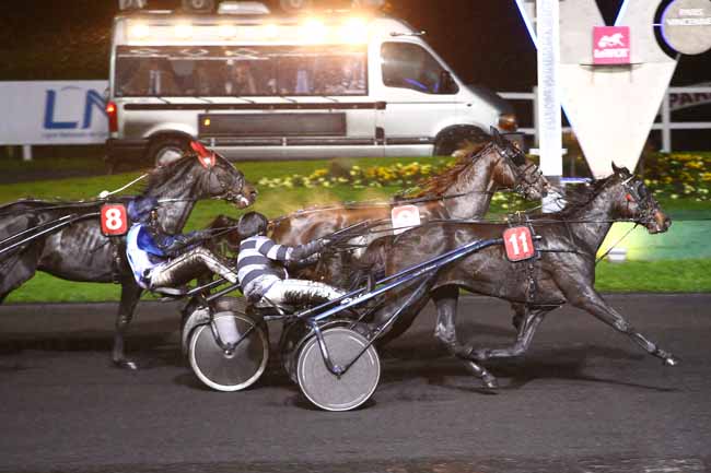 Photo d'arrivée de la course pmu PRIX ROUTE ADELIE DE VITRE (GR B) à PARIS-VINCENNES le Vendredi 4 novembre 2016
