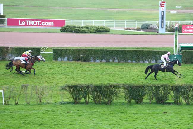 Photo d'arrivée de la course pmu PRIX DE PITHIVIERS à ENGHIEN le Lundi 7 novembre 2016