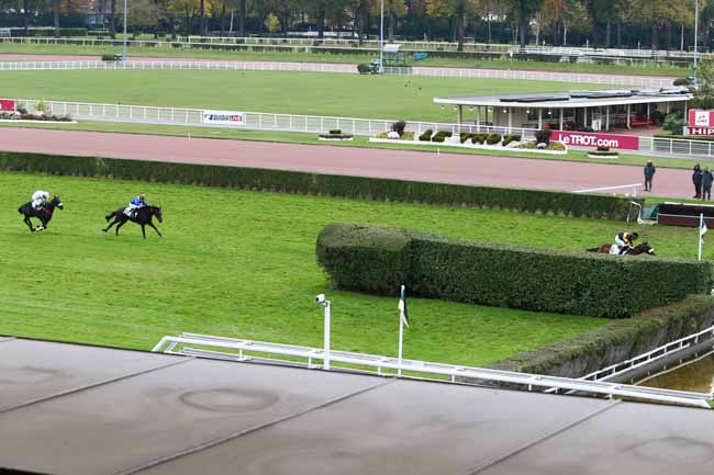 Photo d'arrivée de la course pmu PRIX DU COMTAT VENAISSIN à ENGHIEN le Lundi 7 novembre 2016