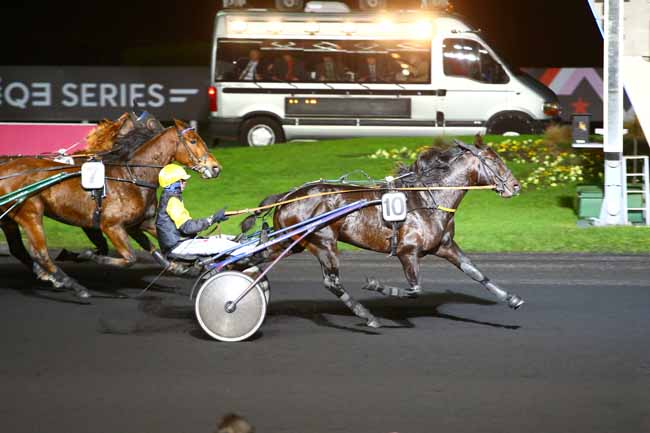 Photo d'arrivée de la course pmu PRIX CIRCINUS à PARIS-VINCENNES le Vendredi 18 novembre 2016