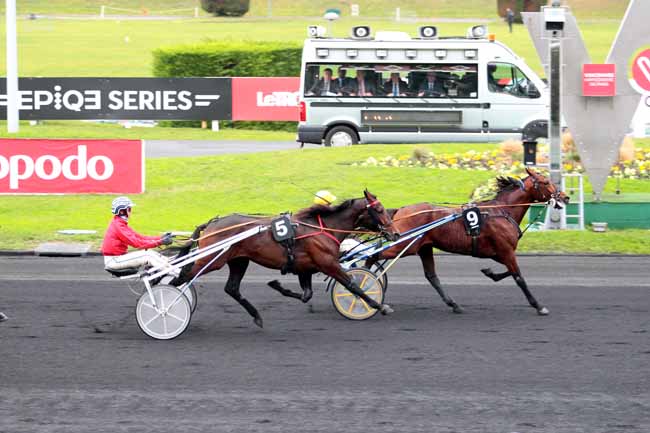 Photo d'arrivée de la course pmu PRIX JACQUES DE VAULOGE à PARIS-VINCENNES le Dimanche 20 novembre 2016