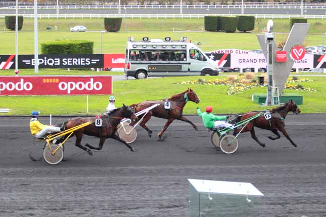 Photo d'arrivée de la course pmu COUPE DES AMATEURS (GR B) à PARIS-VINCENNES le Dimanche 20 novembre 2016
