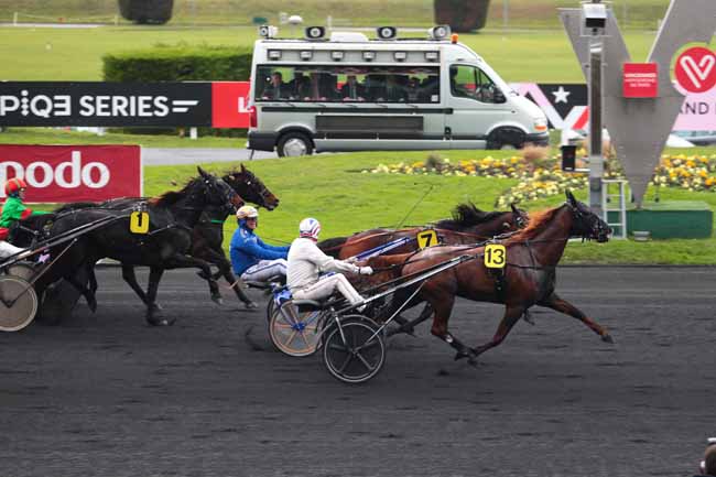 Photo d'arrivée de la course pmu PRIX DE COSSE-LE-VIVIEN à PARIS-VINCENNES le Dimanche 20 novembre 2016