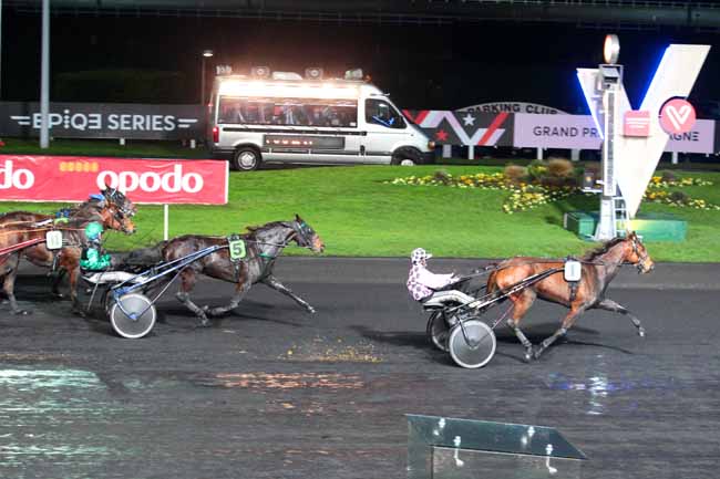 Photo d'arrivée de la course pmu PRIX D'AZAY-LE-RIDEAU à PARIS-VINCENNES le Dimanche 20 novembre 2016