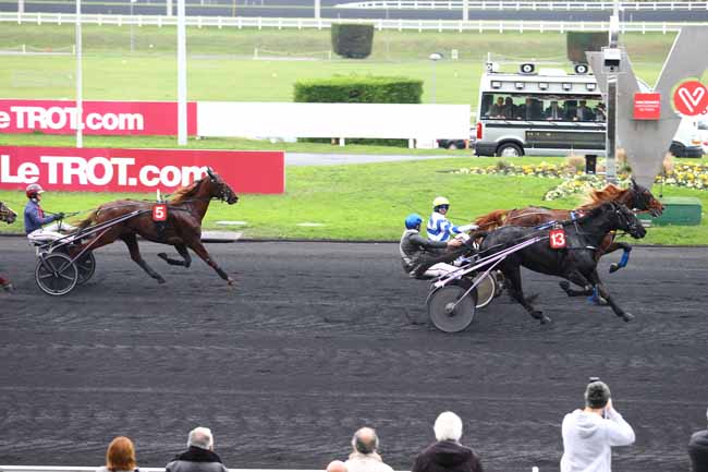 Photo d'arrivée de la course pmu PRIX DE CARENTAN (GR B) à PARIS-VINCENNES le Jeudi 24 novembre 2016