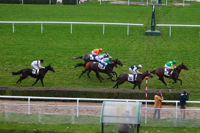 Photo d'arrivée de la course pmu PRIX DE LA FONTAINE à SAINT-CLOUD le Vendredi 25 novembre 2016
