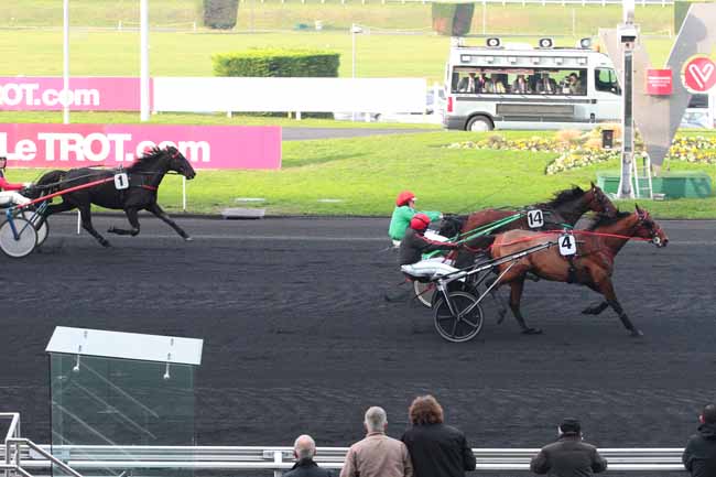 Photo d'arrivée de la course pmu PRIX MAURICE THEVENON à PARIS-VINCENNES le Samedi 26 novembre 2016