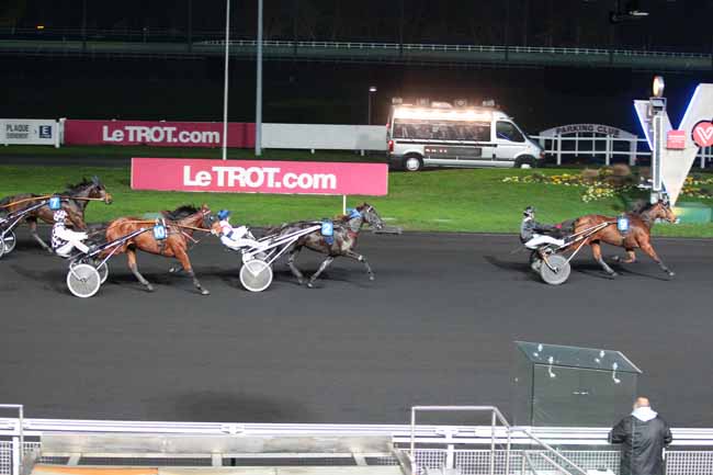 Photo d'arrivée de la course pmu PRIX DE BAZAS à PARIS-VINCENNES le Samedi 26 novembre 2016