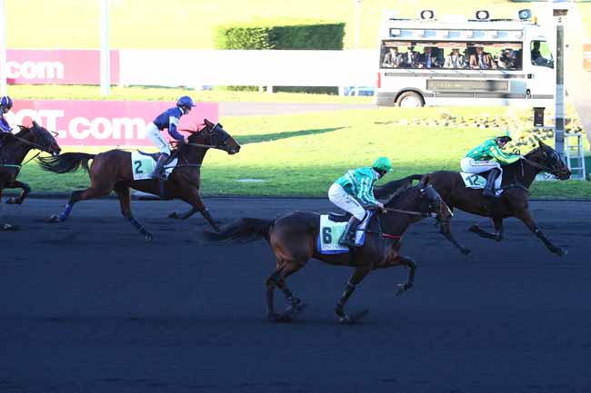 Photo d'arrivée de la course pmu PRIX DE LA CLAYETTE à PARIS-VINCENNES le Lundi 28 novembre 2016