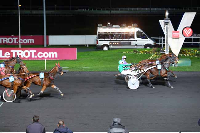 Photo d'arrivée de la course pmu PRIX DE CAUMONT à PARIS-VINCENNES le Lundi 28 novembre 2016