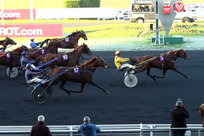 Photo d'arrivée de la course pmu PRIX D'AIGUES MORTES à PARIS-VINCENNES le Jeudi 1 décembre 2016