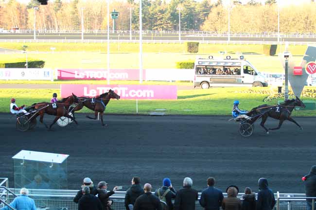 Photo d'arrivée de la course pmu PRIX DOYNEL DE SAINT-QUENTIN à PARIS-VINCENNES le Samedi 3 décembre 2016