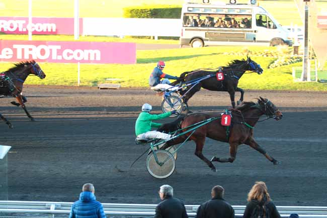 Photo d'arrivée de la course pmu PRIX DE MIRAMBEAU à PARIS-VINCENNES le Samedi 3 décembre 2016