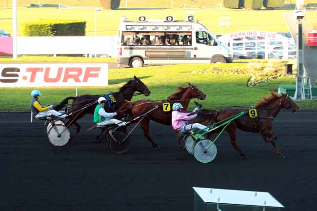 Photo d'arrivée de la course pmu LETROT OPEN DES REGIONS - 5 ANS à PARIS-VINCENNES le Dimanche 4 décembre 2016