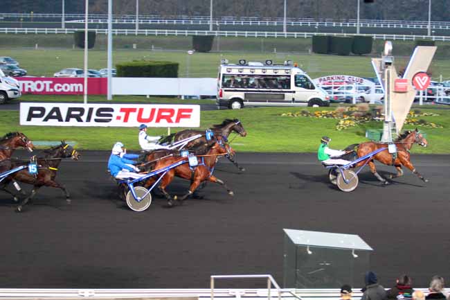 Photo d'arrivée de la course pmu PRIX DE SAULT à PARIS-VINCENNES le Dimanche 4 décembre 2016