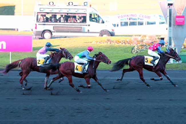 Photo d'arrivée de la course pmu PRIX D'HENNEBONT à PARIS-VINCENNES le Mardi 6 décembre 2016