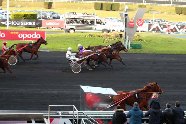 Photo d'arrivée de la course pmu PRIX DE CHINON à PARIS-VINCENNES le Dimanche 11 décembre 2016