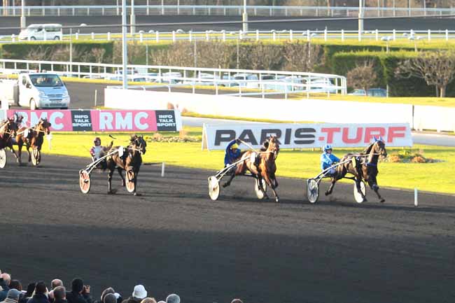 Photo d'arrivée de la course pmu CRITERIUM DES 3 ANS à PARIS-VINCENNES le Dimanche 11 décembre 2016