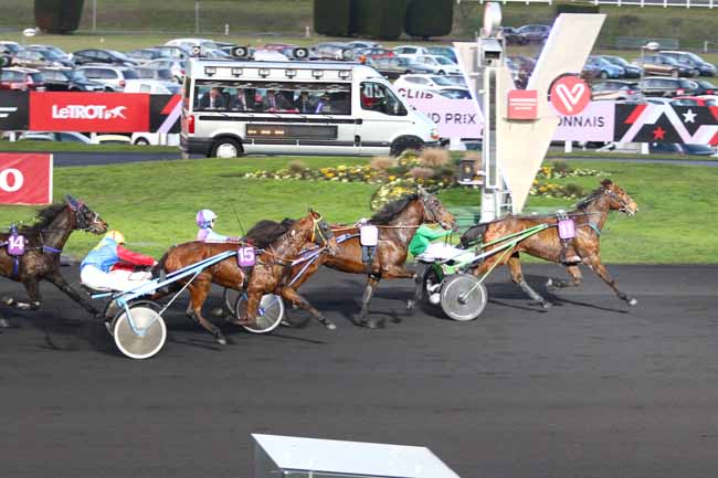 Photo d'arrivée de la course pmu PRIX DE LECELLES à PARIS-VINCENNES le Dimanche 11 décembre 2016