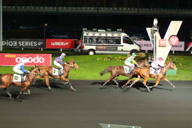 Photo d'arrivée de la course pmu PRIX DE CASTILLONNES à PARIS-VINCENNES le Dimanche 11 décembre 2016
