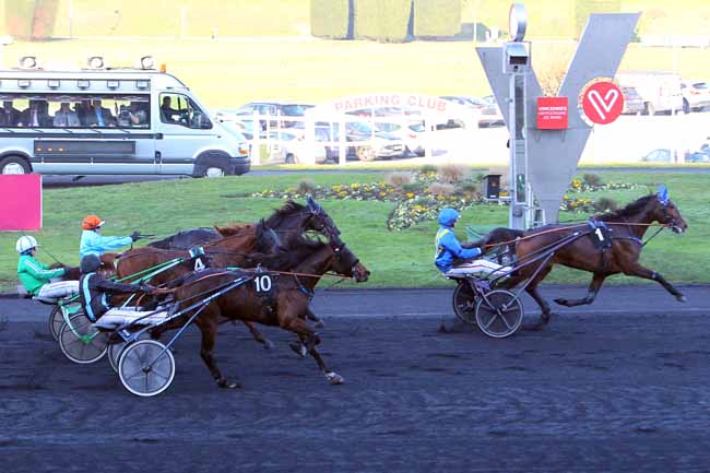 Photo d'arrivée de la course pmu PRIX DES GLAIEULS (GR A) à PARIS-VINCENNES le Jeudi 15 décembre 2016