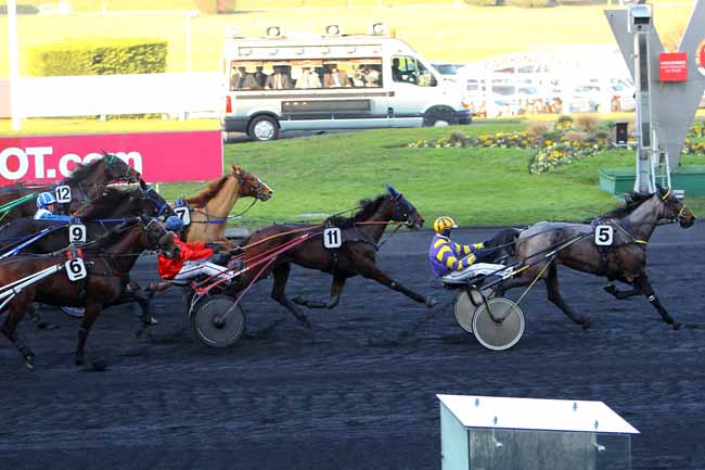 Photo d'arrivée de la course pmu PRIX DES GLAIEULS (GR B) à PARIS-VINCENNES le Jeudi 15 décembre 2016