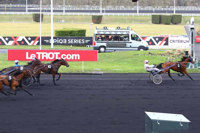 Photo d'arrivée de la course pmu PRIX UNE DE MAI à PARIS-VINCENNES le Samedi 24 décembre 2016