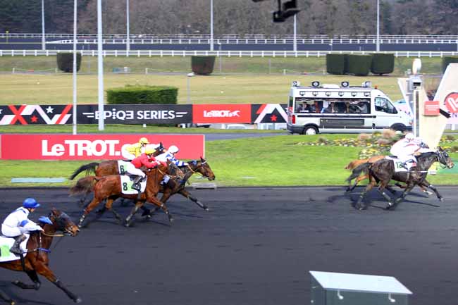 Photo d'arrivée de la course pmu PRIX DE COURTEILLES à PARIS-VINCENNES le Samedi 24 décembre 2016