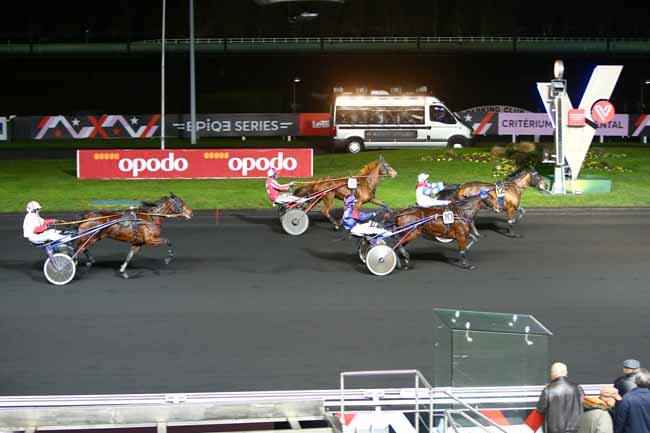 Photo d'arrivée de la course pmu PRIX DE LIMAY à PARIS-VINCENNES le Dimanche 25 décembre 2016
