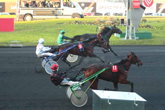 Photo d'arrivée de la course pmu PRIX DE CHATEAU CHINON à PARIS-VINCENNES le Jeudi 29 décembre 2016