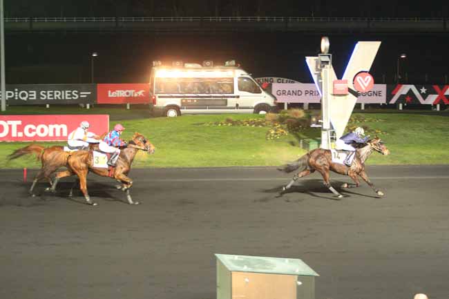 Photo d'arrivée de la course pmu PRIX DE MONTBRISON à PARIS-VINCENNES le Jeudi 29 décembre 2016