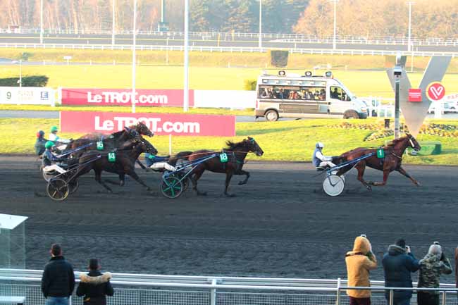 Photo d'arrivée de la course pmu PRIX DE TOURNON (GR A) à PARIS-VINCENNES le Lundi 2 janvier 2017
