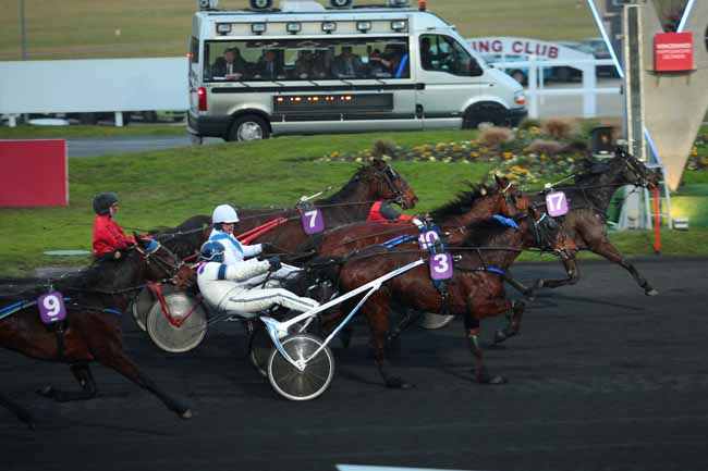 Photo d'arrivée de la course pmu PRIX DE TOURNON (GR B) à PARIS-VINCENNES le Lundi 2 janvier 2017