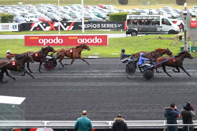 Photo d'arrivée de la course pmu PRIX DE RIBERAC à PARIS-VINCENNES le Dimanche 15 janvier 2017