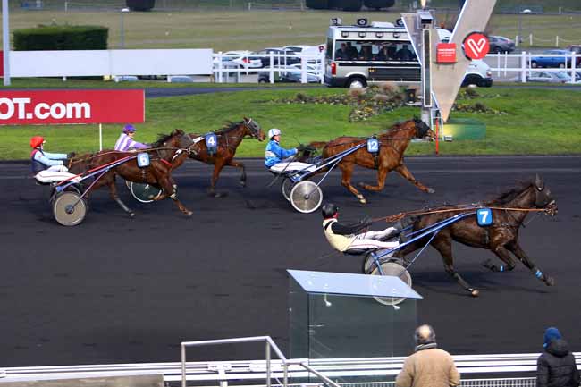 Photo d'arrivée de la course pmu PRIX DE COURBEVOIE à PARIS-VINCENNES le Lundi 16 janvier 2017