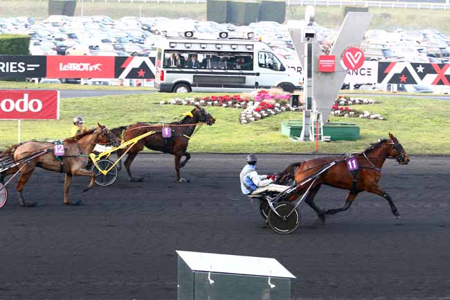 Photo d'arrivée de la course pmu PRIX DES VOSGES à PARIS-VINCENNES le Dimanche 12 février 2017