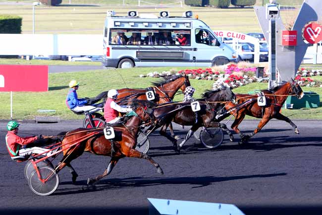 Photo d'arrivée de la course pmu PRIX DE BLAIN-BOUVRON-LE GAVRE à PARIS-VINCENNES le Lundi 13 février 2017
