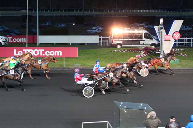 Photo d'arrivée de la course pmu PRIX DES TROTTEURS 
