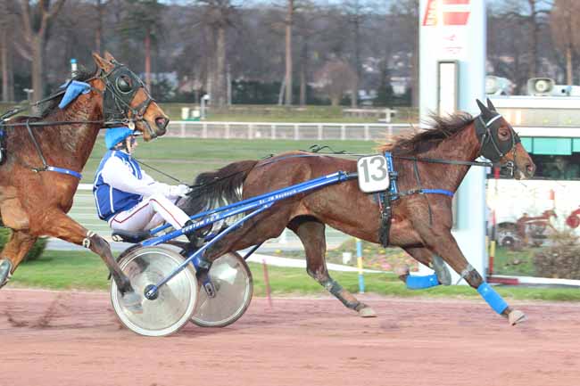 Photo d'arrivée de la course pmu PRIX DE SAINT-PIERRE-LE-MOUTIER à ENGHIEN le Samedi 25 février 2017
