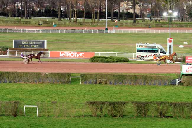 Photo d'arrivée de la course pmu PRIX QUICK WILLIAMS à ENGHIEN le Lundi 27 février 2017