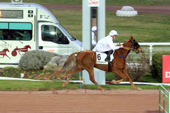 Photo d'arrivée de la course pmu PRIX DE CHAVILLE à ENGHIEN le Lundi 27 février 2017
