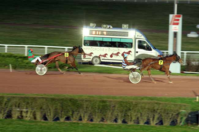 Photo d'arrivée de la course pmu PRIX DU BEAUJOLAIS à ENGHIEN le Lundi 27 février 2017
